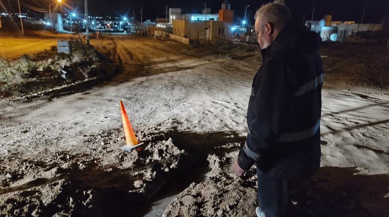 Detectaron una conexión clandestina de agua que afectaba la presión del suministro en el barrio Bicentenario