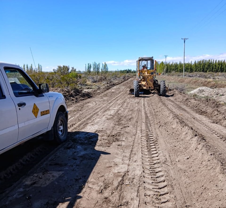 Viales continúan con trabajos de mejoramiento y apertura de calles en Lago Posadas