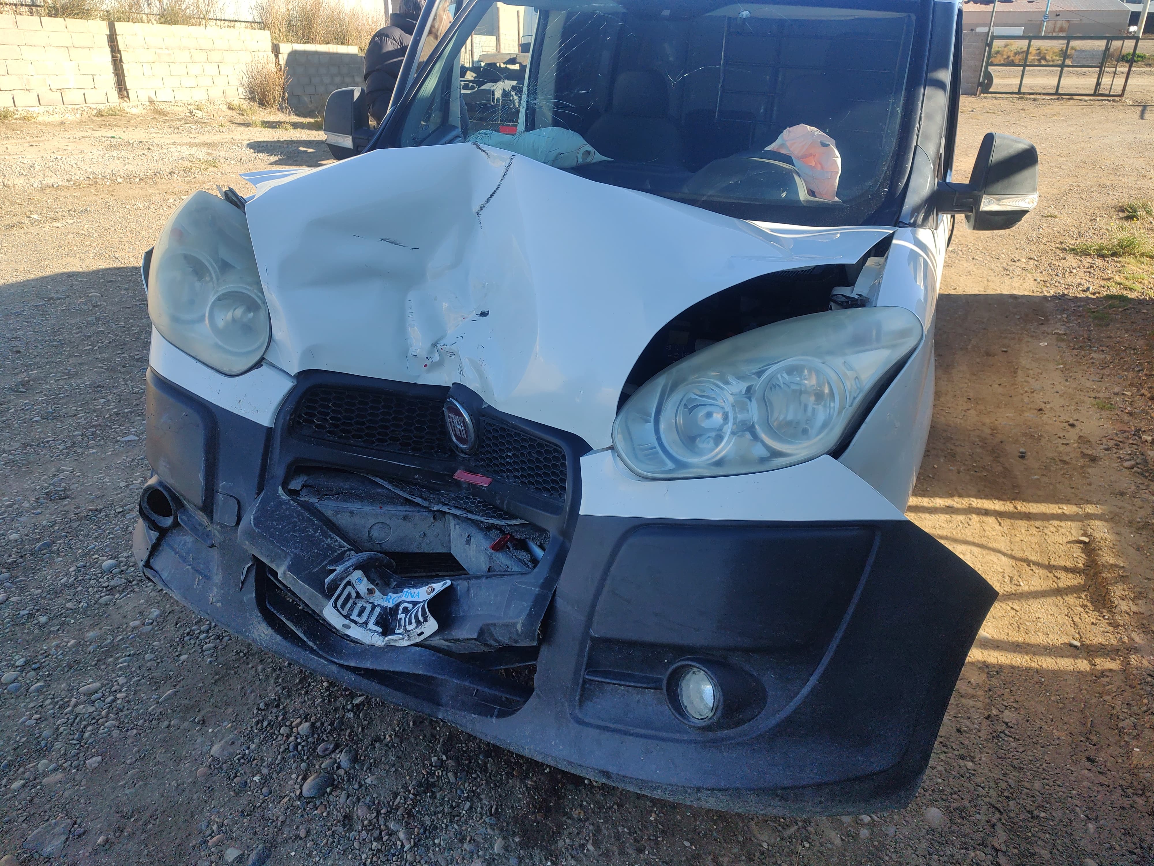 Así quedó una Fiat Doblo tras un fuerte impacto en el acceso oeste