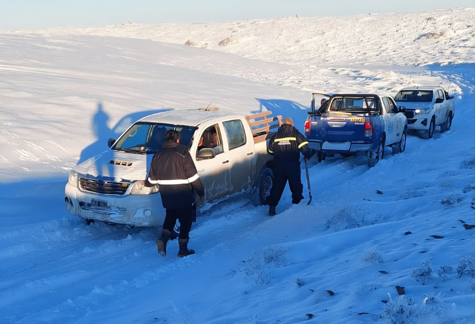 Vialidad Provincial rescató a una familia varada en un camino del yacimiento Cerro Piedra